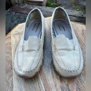 Skechers Size 9 Beige/Cream Slip-On Loafers